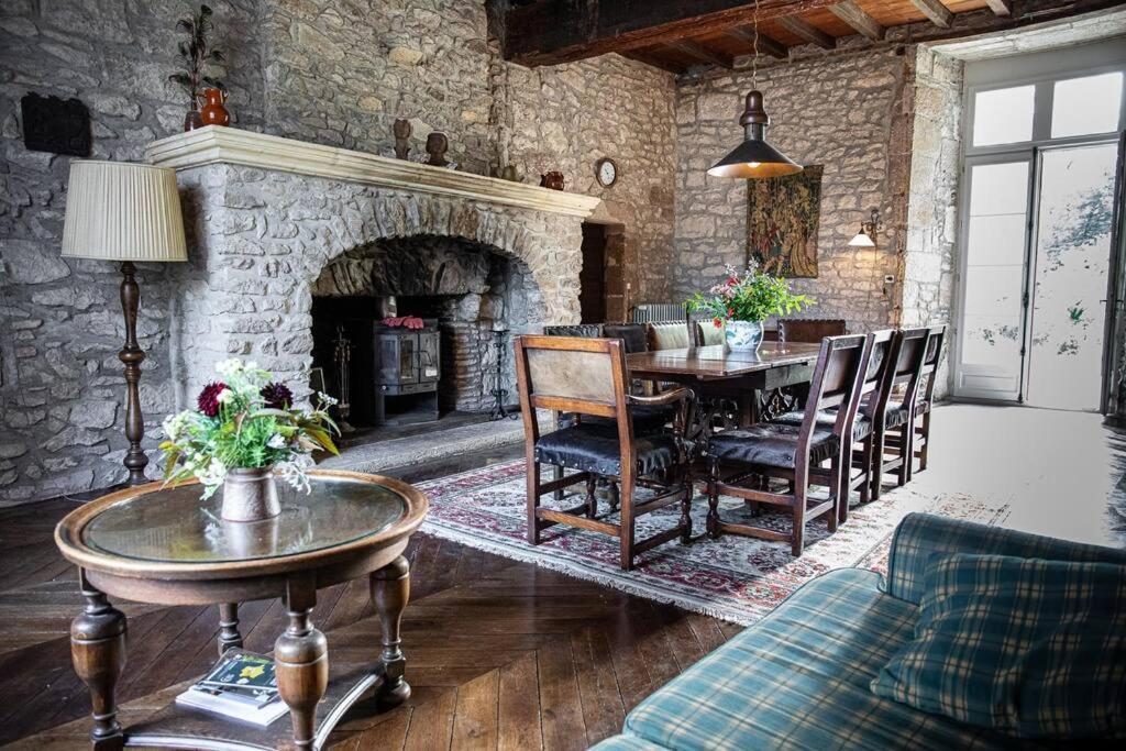 Chateau Barayre - Beautiful 12Th Century Castle With Pool And Large Garden Laussou Dış mekan fotoğraf